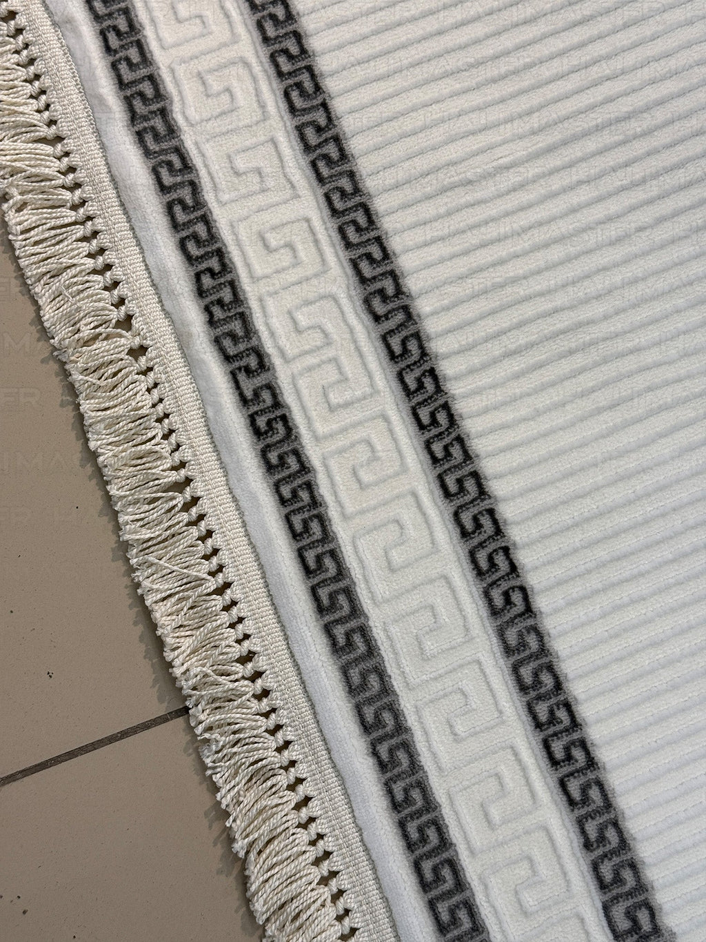 Beyaz Oval Grek Desenli Modern Halı - Püsküllü Antre ve Salon Halısı