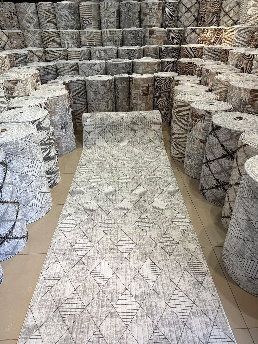 Dinarsu Vizon Geometrik Modern Kaymaz Taban - Özel Ölçü  Halı