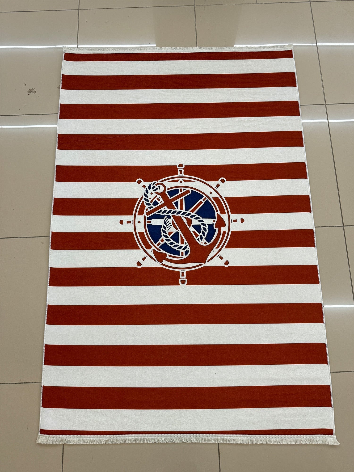 Denizci Temalı Çizgili Çocuk Odası Halısı - Kırmızı Beyaz Çapa ve Dümen Desenli