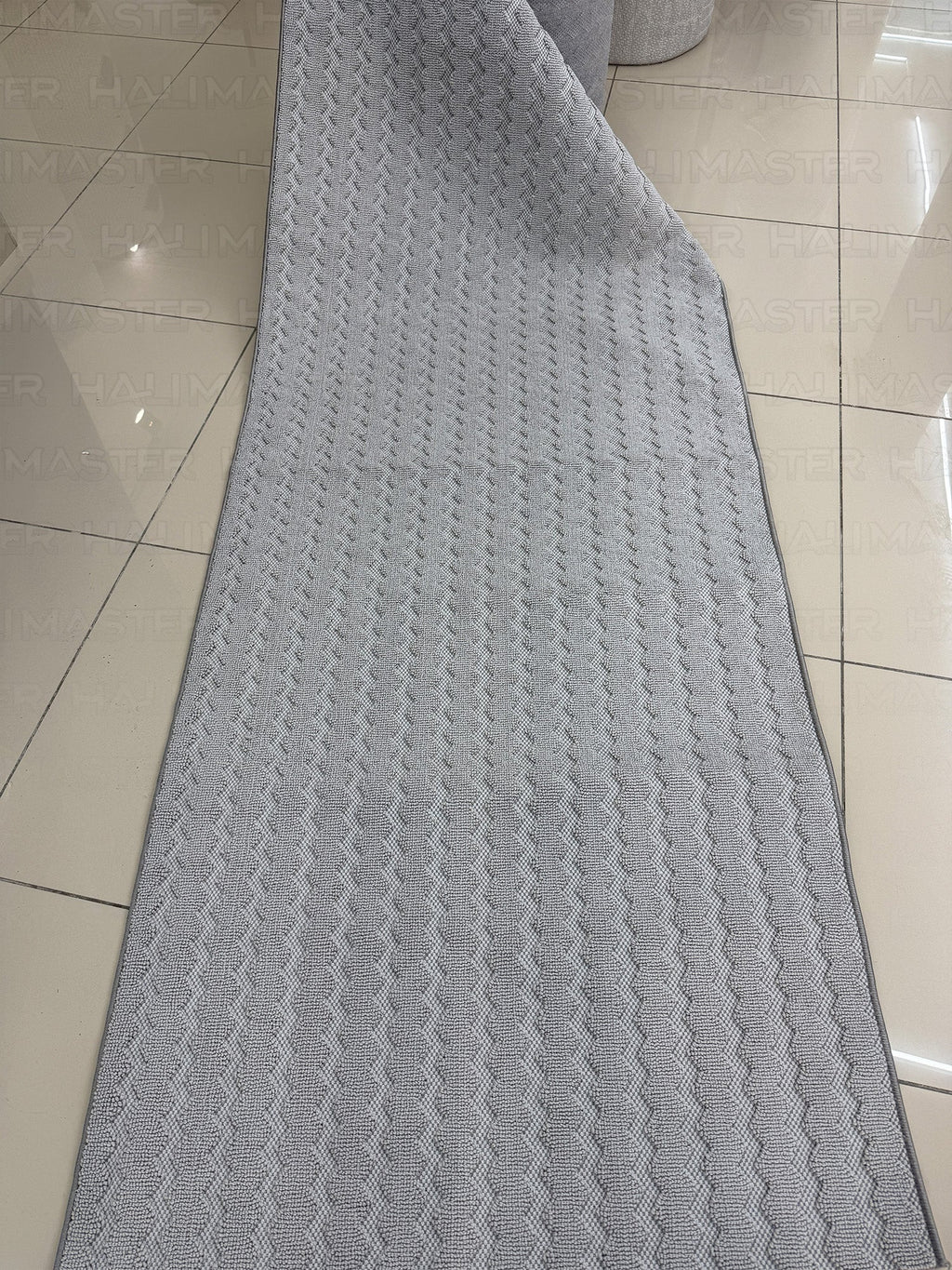 Dekoratif Zikzak Kabartma Desenli Kaymaz Tabanlı Gri Halı - Özel Kesim Ölçü