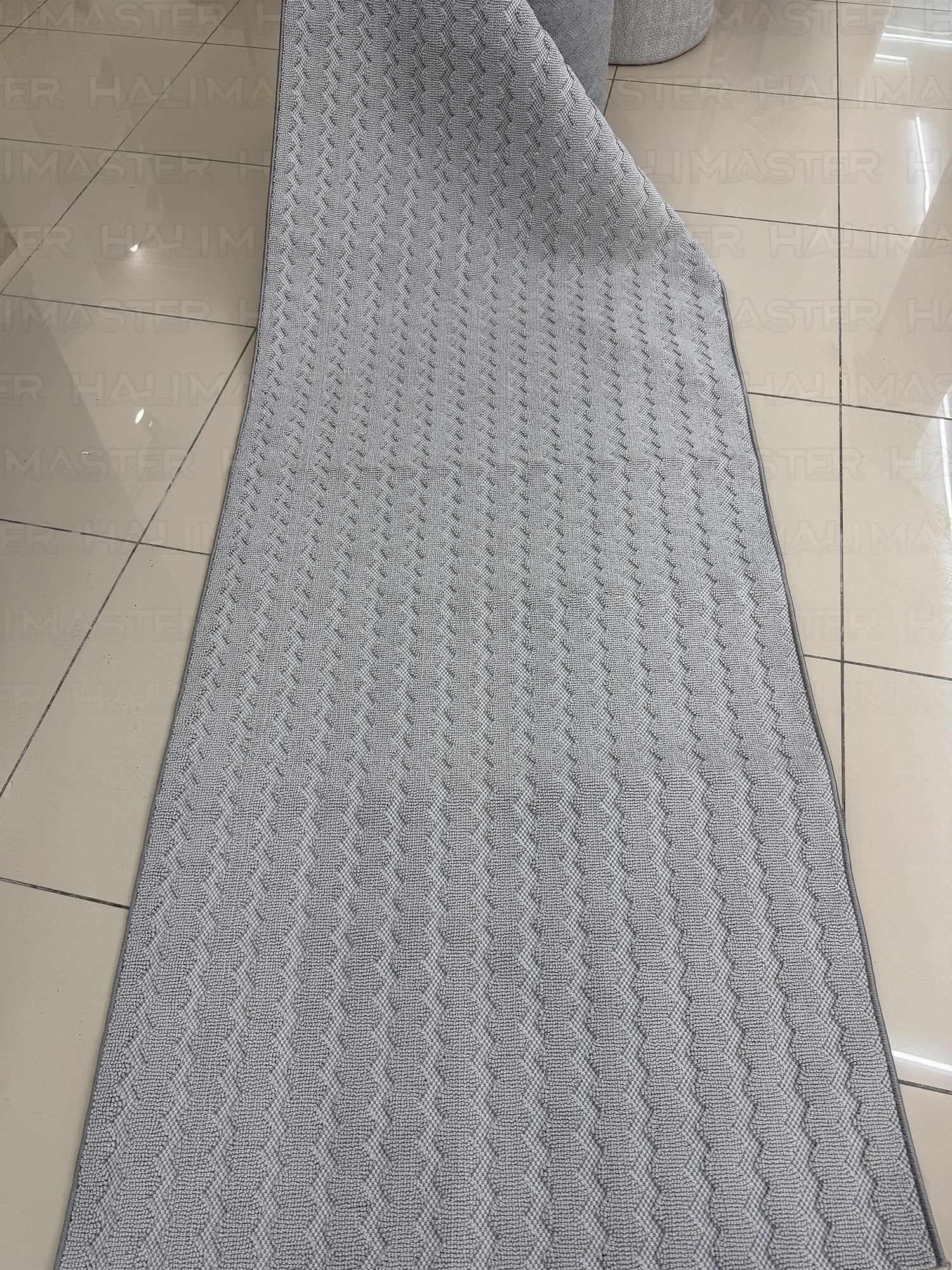 Dekoratif Zikzak Kabartma Desenli Kaymaz Tabanlı Gri Halı - Özel Kesim Ölçü