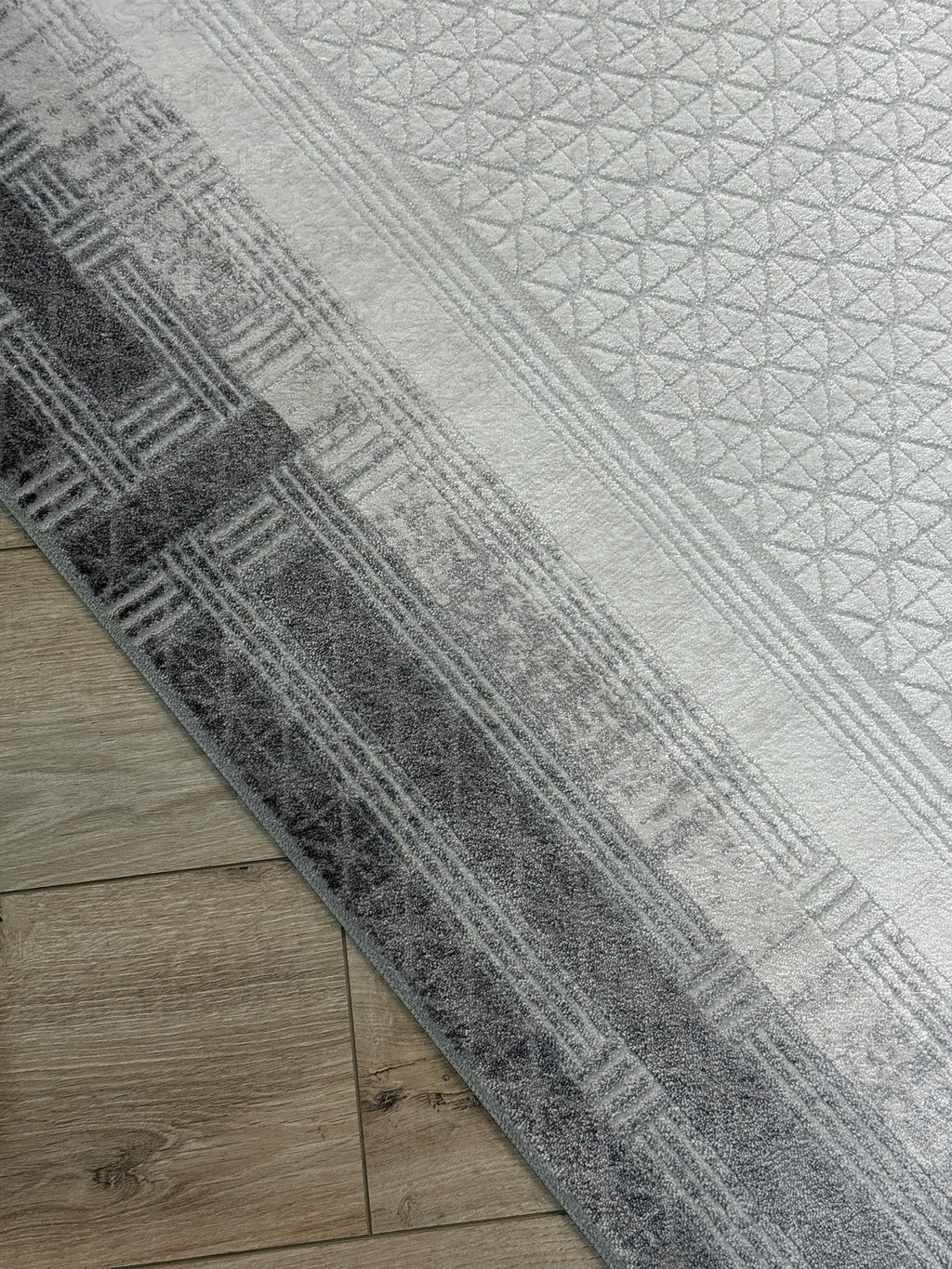 Kumru Antrasit Gri Kenar  Modern Kabartma Desenli Özel Ölçü Kesme Halı