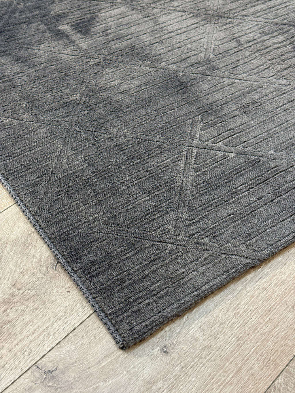 Bambu Antrasit Geometrik Desenli Kaymaz Taban Halı - Özel Ölçü Kesme Yolluk