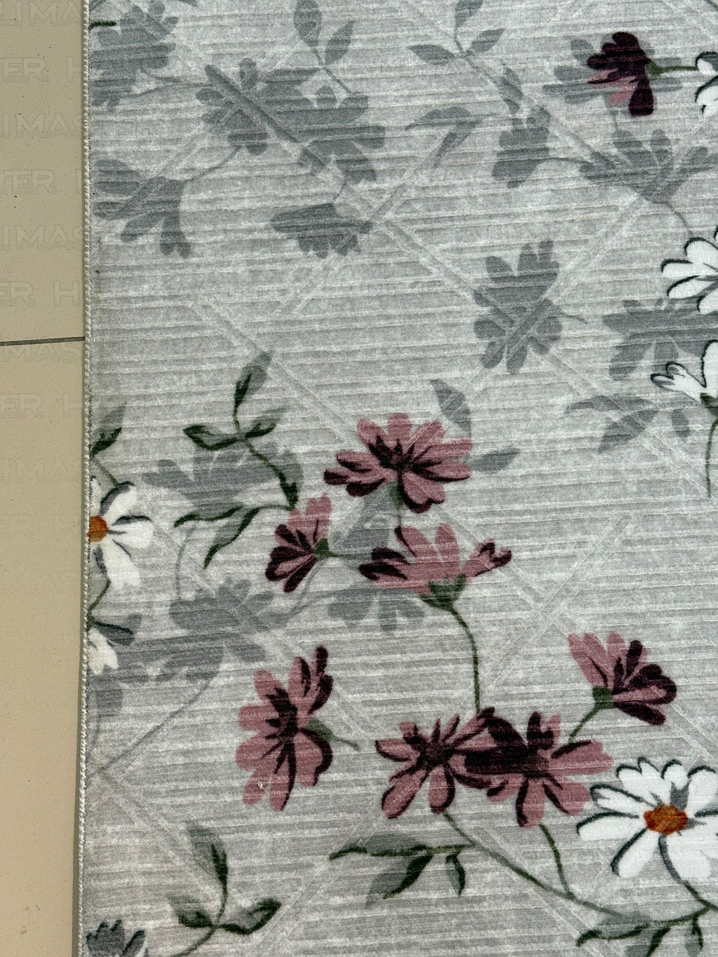 Gri Zeminli Papatya Desenli Modern Salon Halısı - 4m² (160x230) Mürdüm ve Beyaz Çiçekli Detaylı
