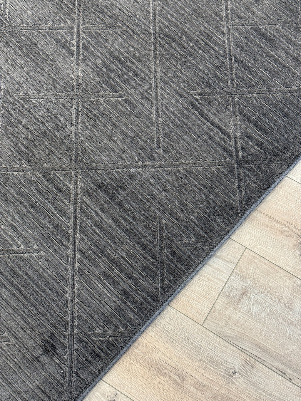 Bambu Antrasit Geometrik Desenli Kaymaz Taban Halı - Özel Ölçü Kesme Yolluk