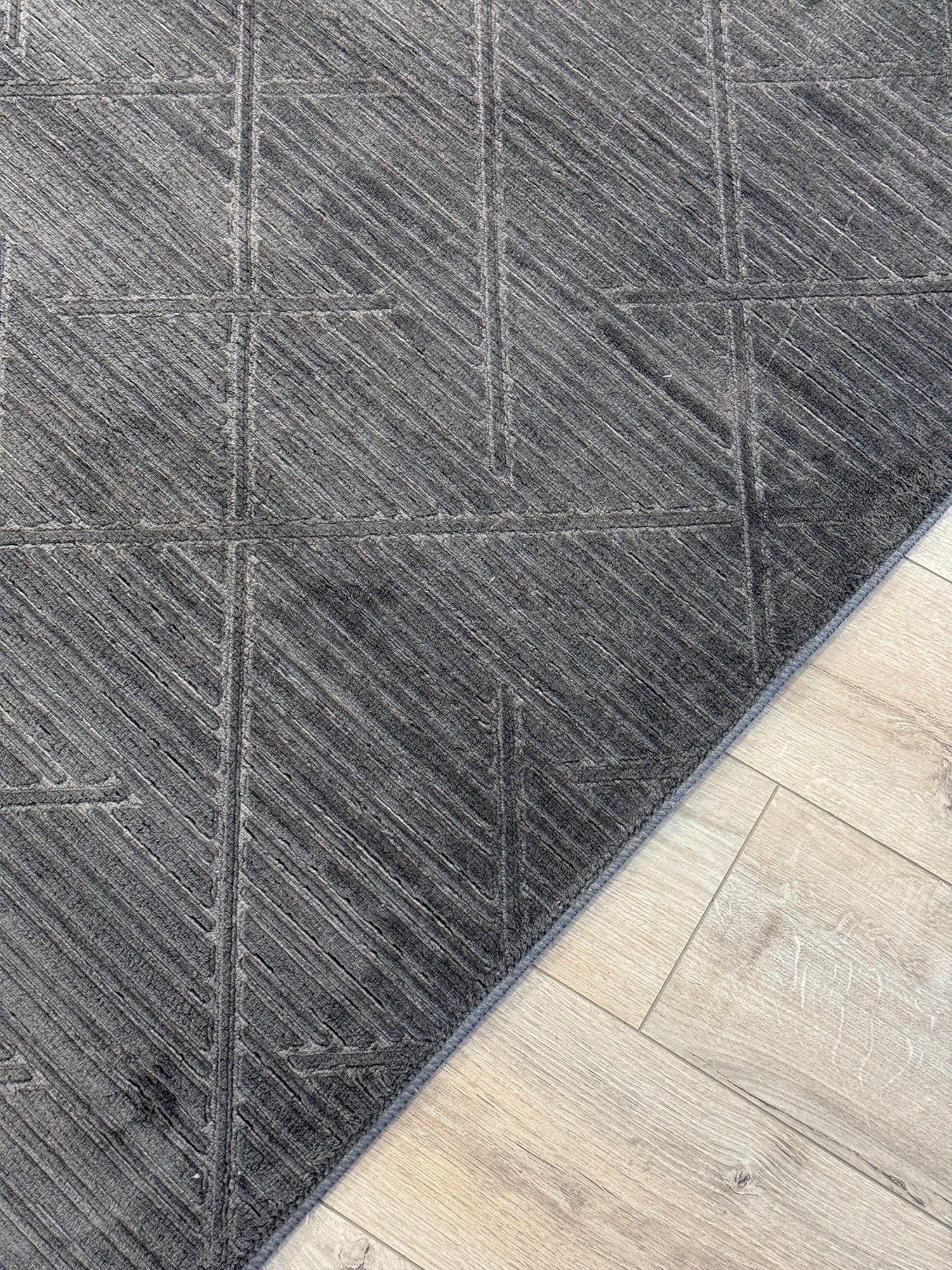 Bambu Antrasit Geometrik Desenli Kaymaz Taban Halı - Özel Ölçü Kesme Yolluk