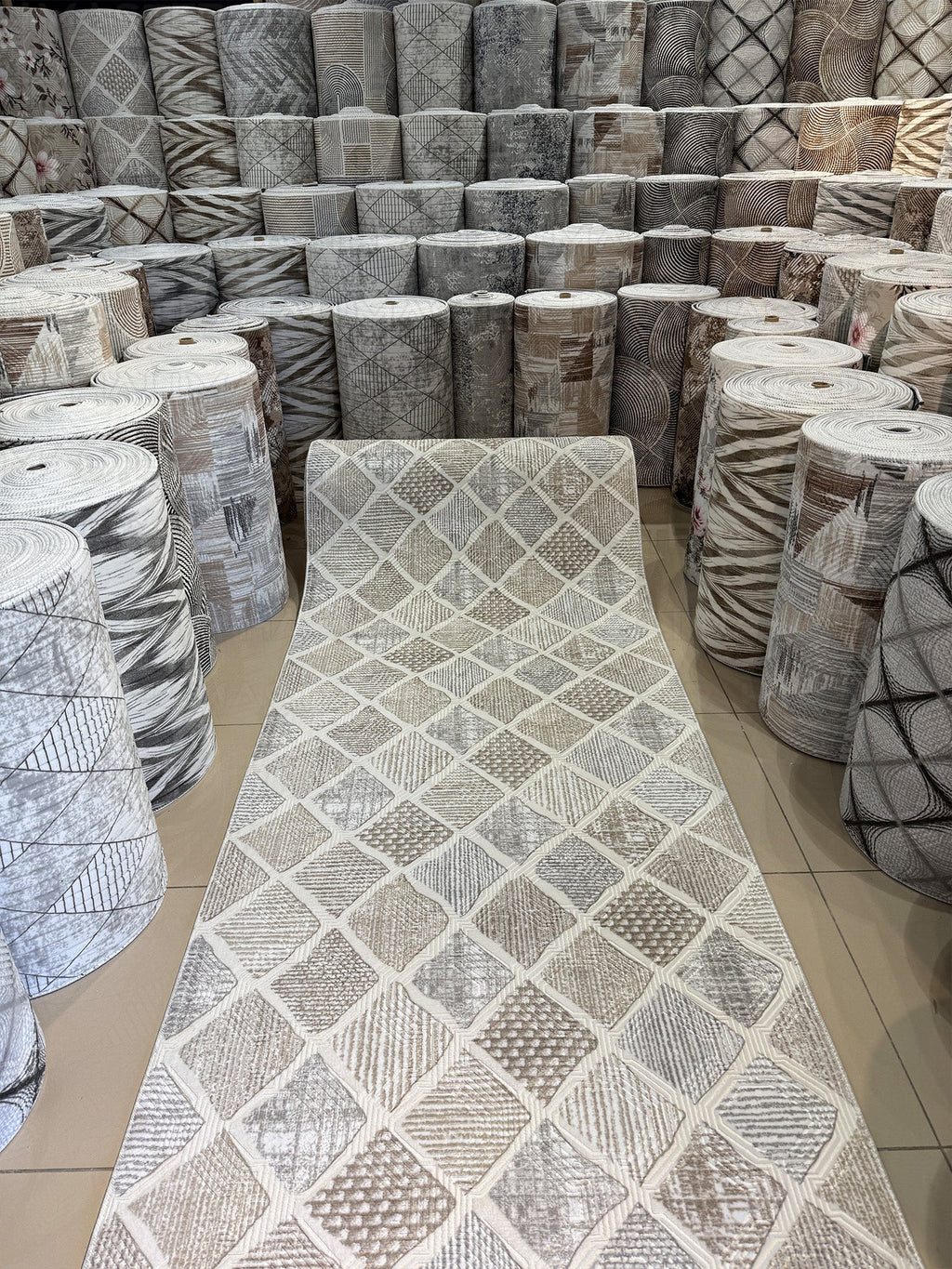 Dinarsu Lüks Geometrik Desenli Antre ve Salon Halısı - Kaymaz Taban & Özel Kesim