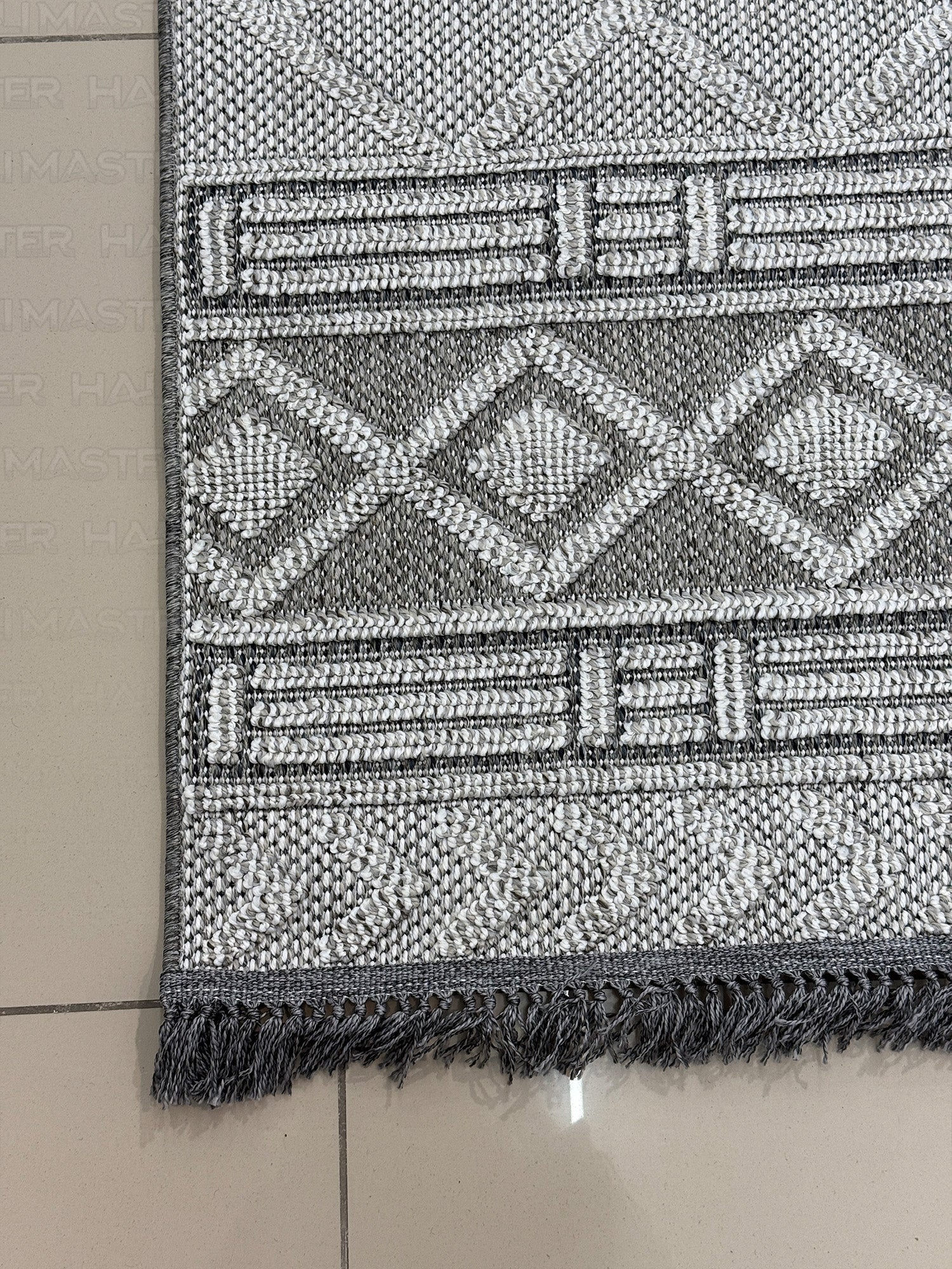 Gri Geometrik Desenli Modern  Halı 4m² - Saçaklı Antrasit Halı