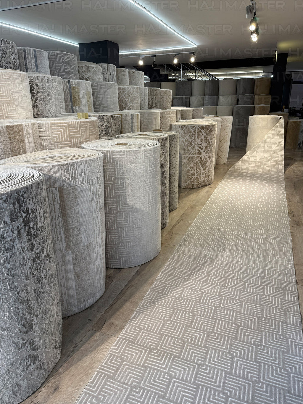 Akrilik Modern Geometrik Desenli Gri Halı – Özel Ölçü Salon & Antre Halısı