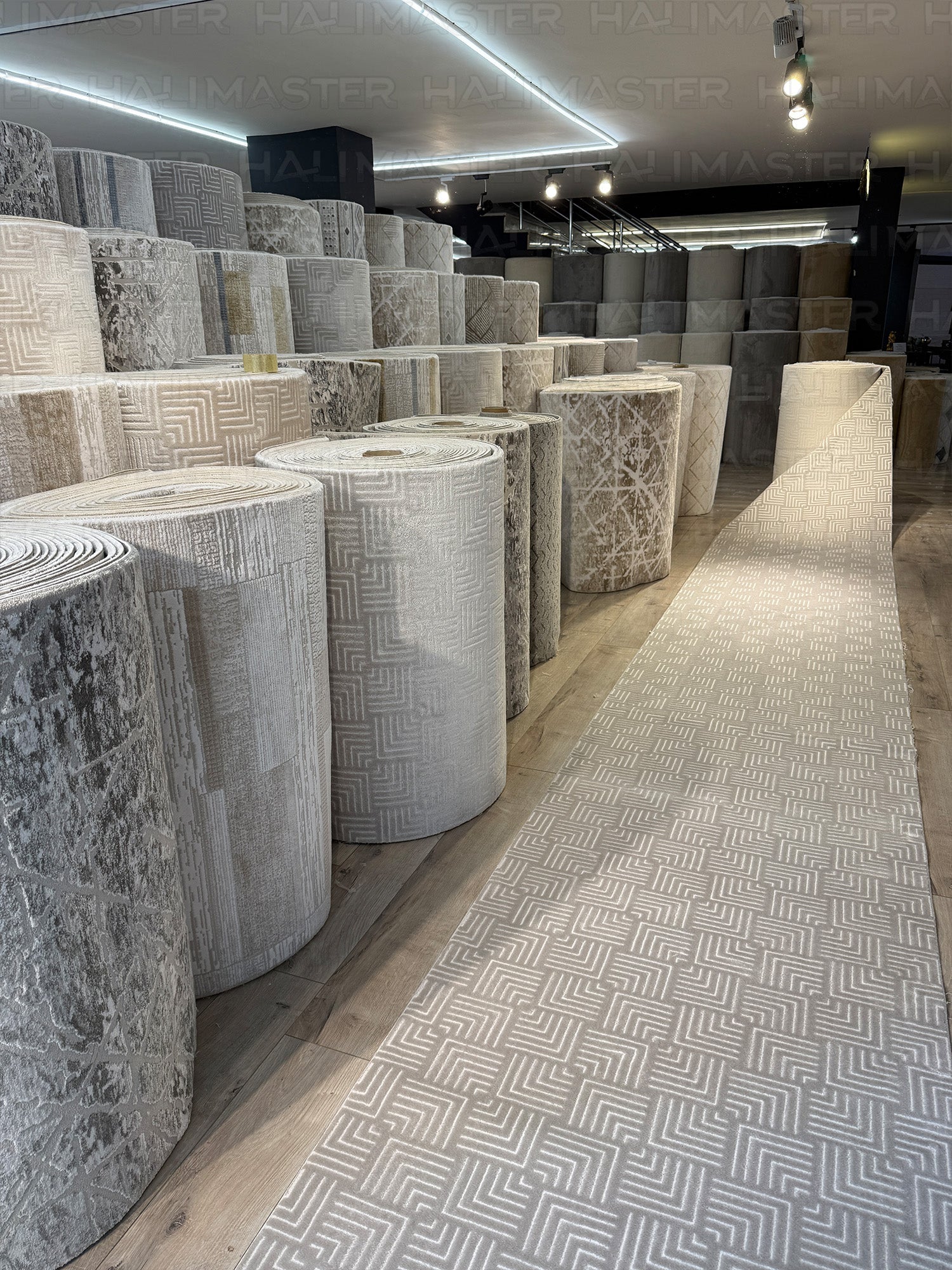 Akrilik Modern Geometrik Desenli Gri Halı – Özel Ölçü Salon & Antre Halısı