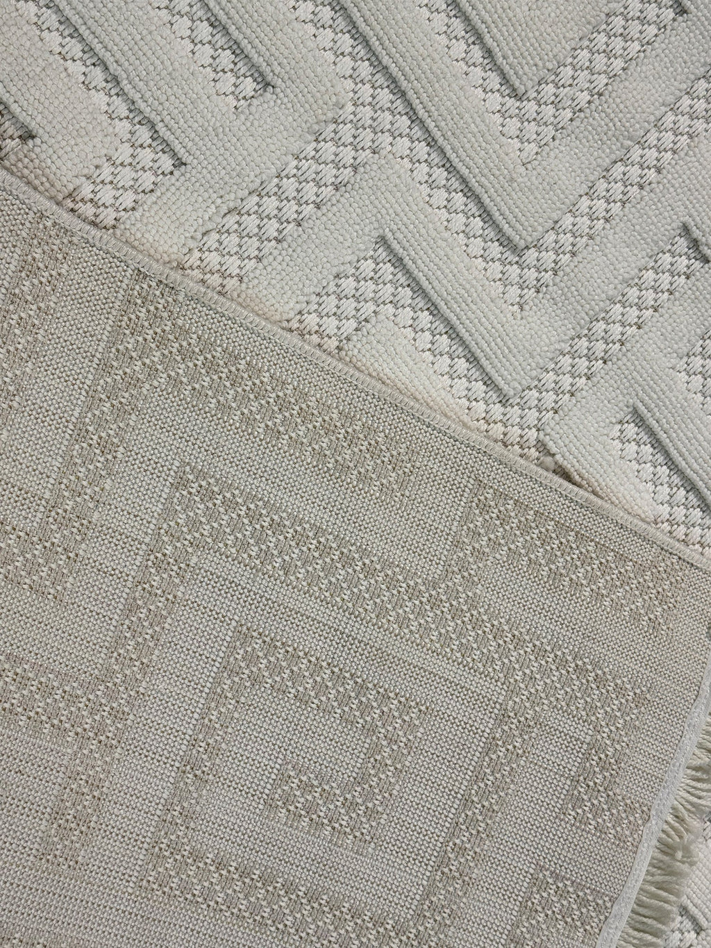 Dekoratif Beyaz Geometrik Desenli Kabartmalı Modern Halı - Saçaklı ve Özel Ölçü
