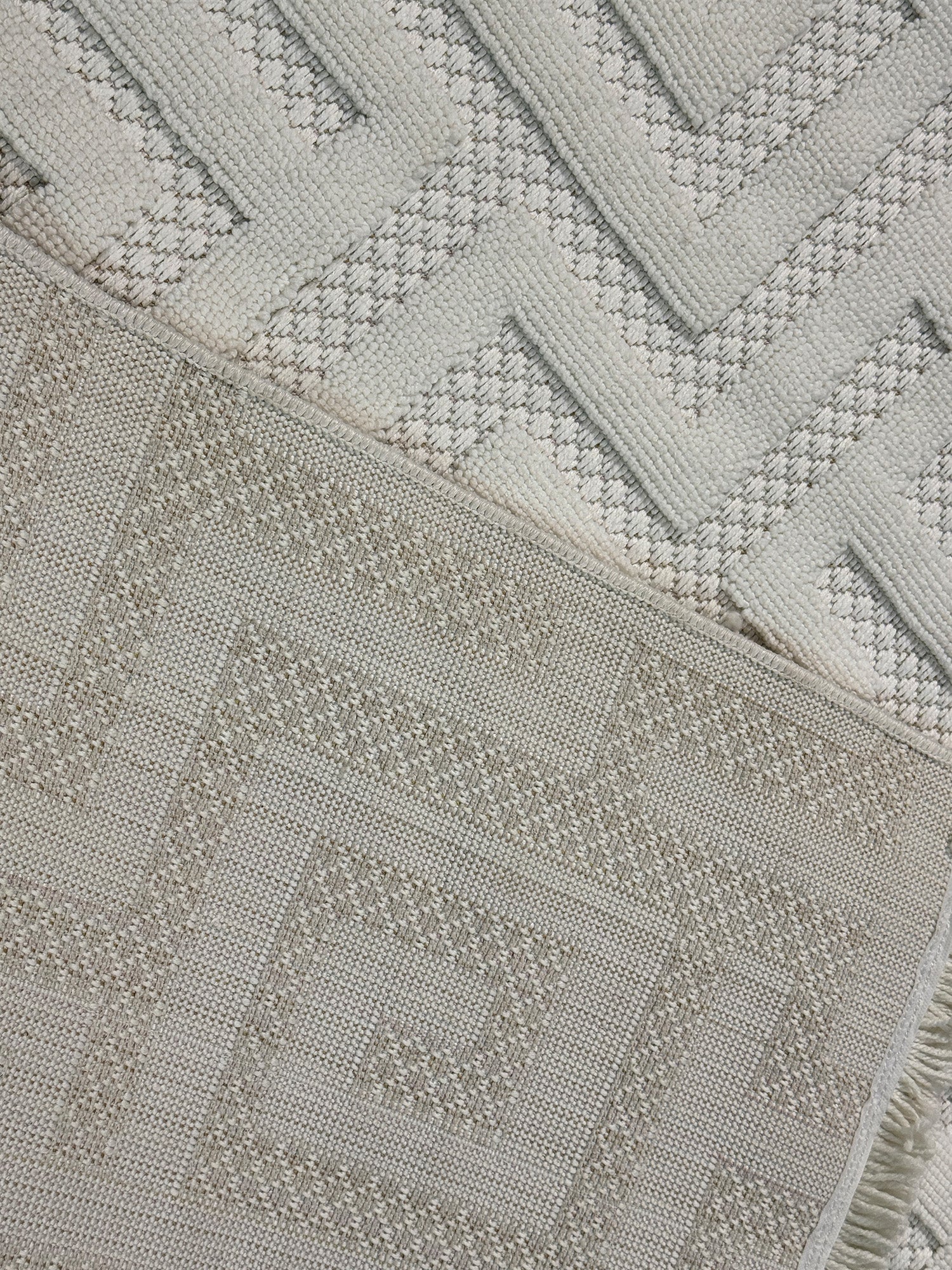 Dekoratif Beyaz Geometrik Desenli Kabartmalı Modern Halı - Saçaklı ve Özel Ölçü