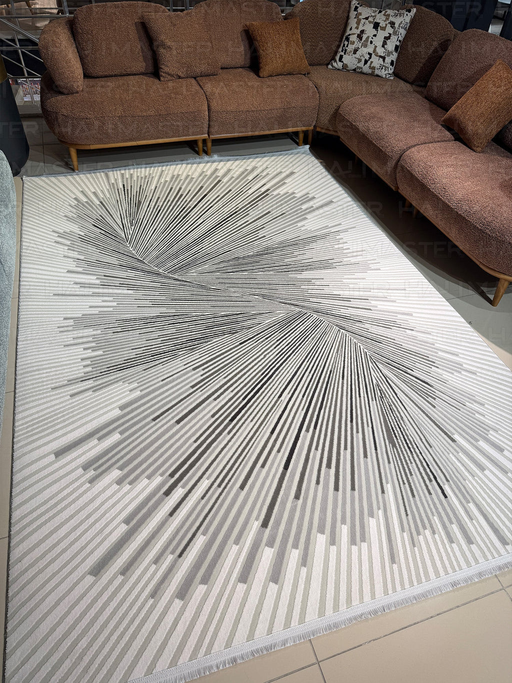Modern Geometrik Çizgili Gri Beyaz Salon Halısı - Saçaklı Tasarım