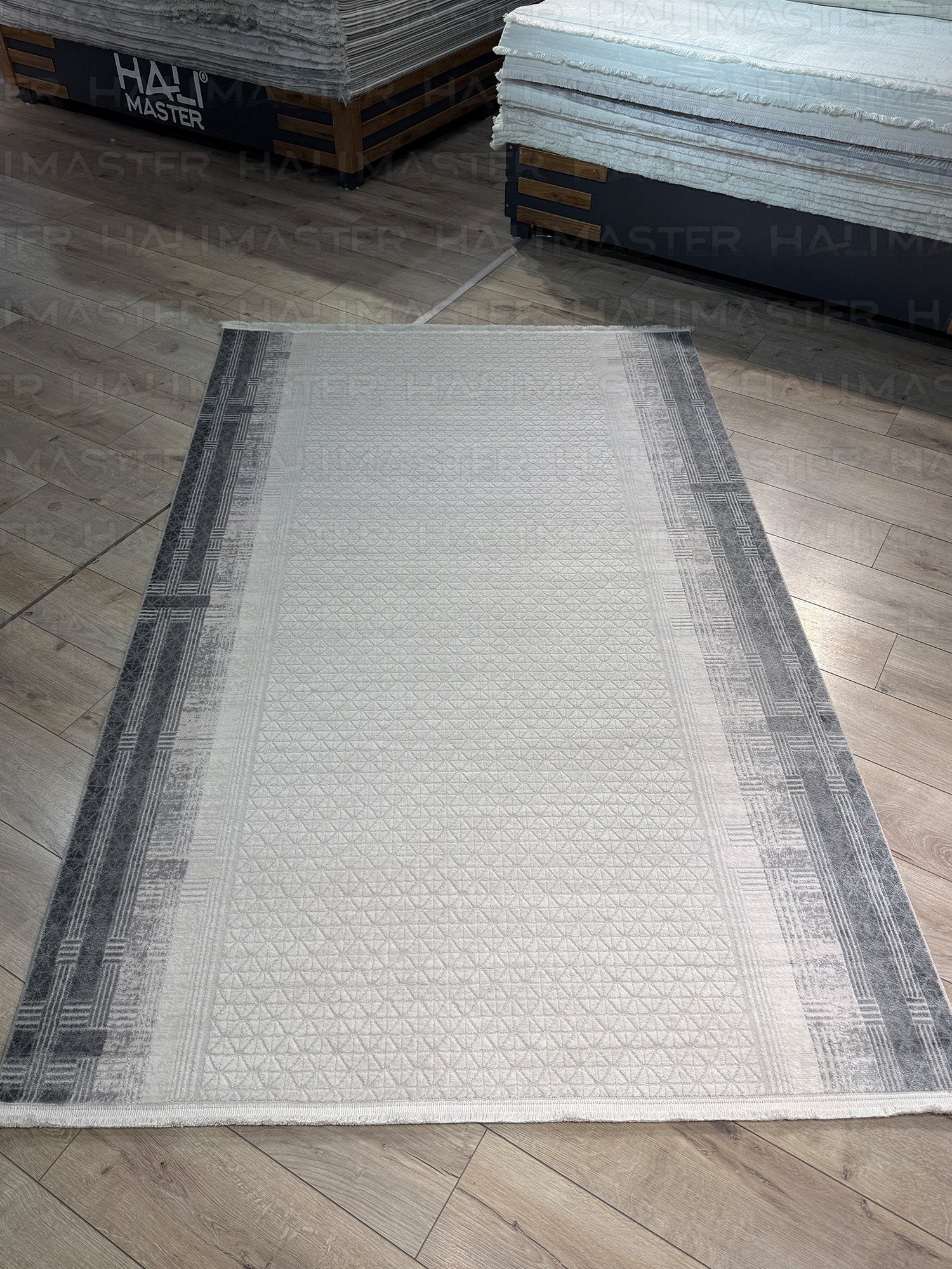 Kumru Antrasit Gri Kenar  Modern Kabartma Desenli Özel Ölçü Kesme Halı