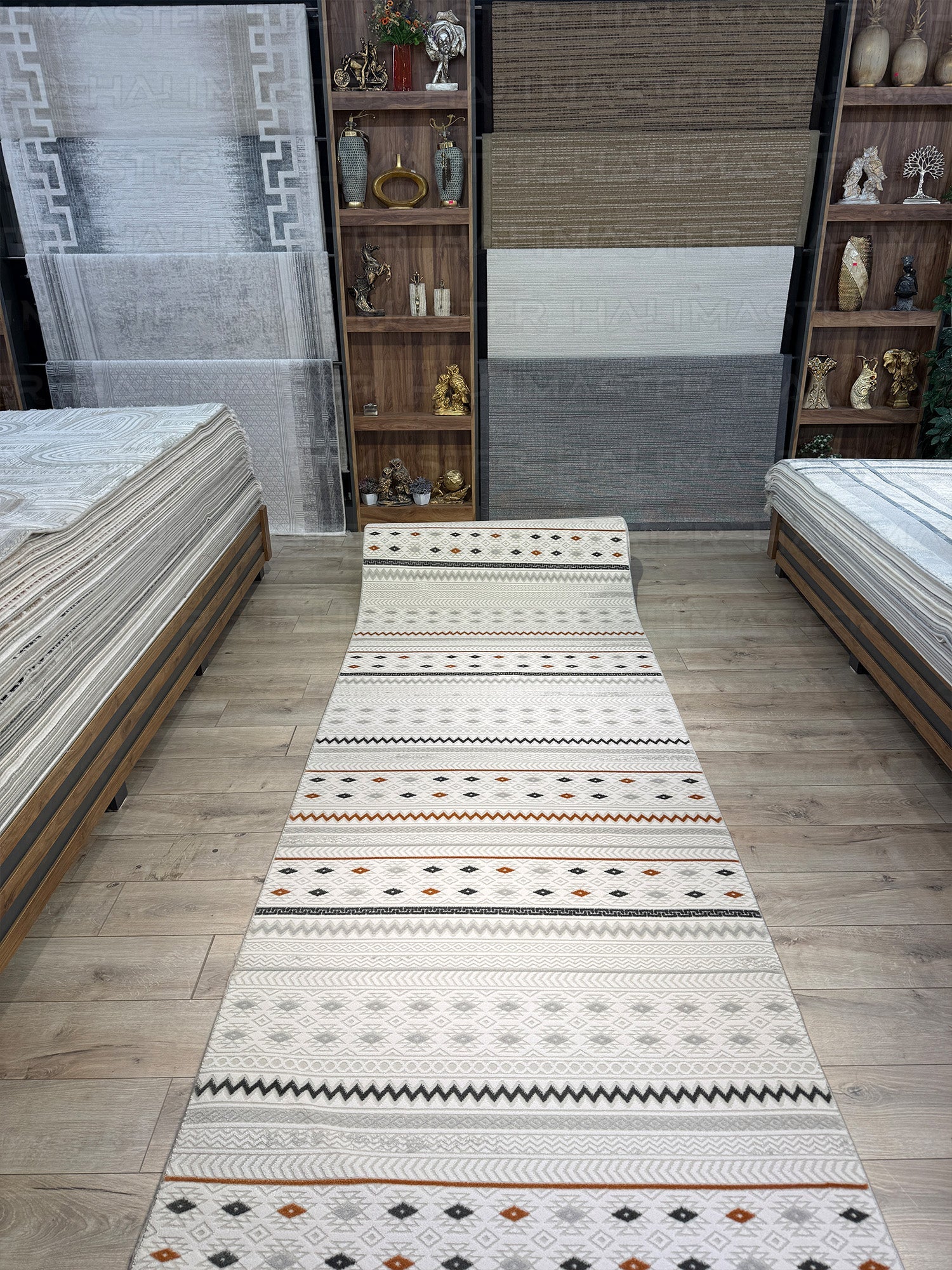 Neva Özel Ölçü Geometrik Desenli Halı - Krem Zemin Üzerine Gri ve Kiremit Renkli Modern Etnik Koridor Halısı