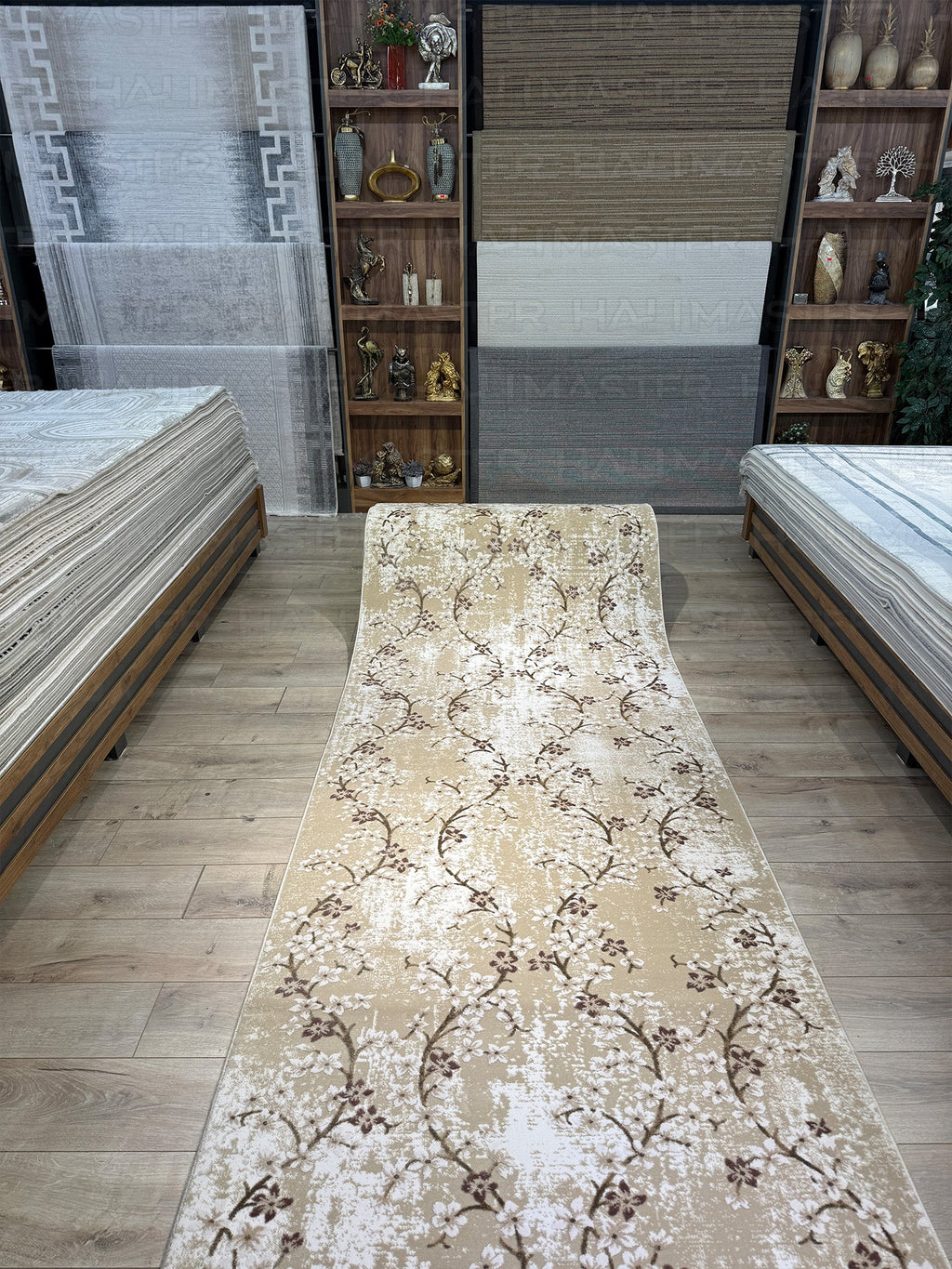 Neva Bej ve Krem Tonlarında Çiçek Desenli Halı - Özel Kesim Metrelik Yolluk