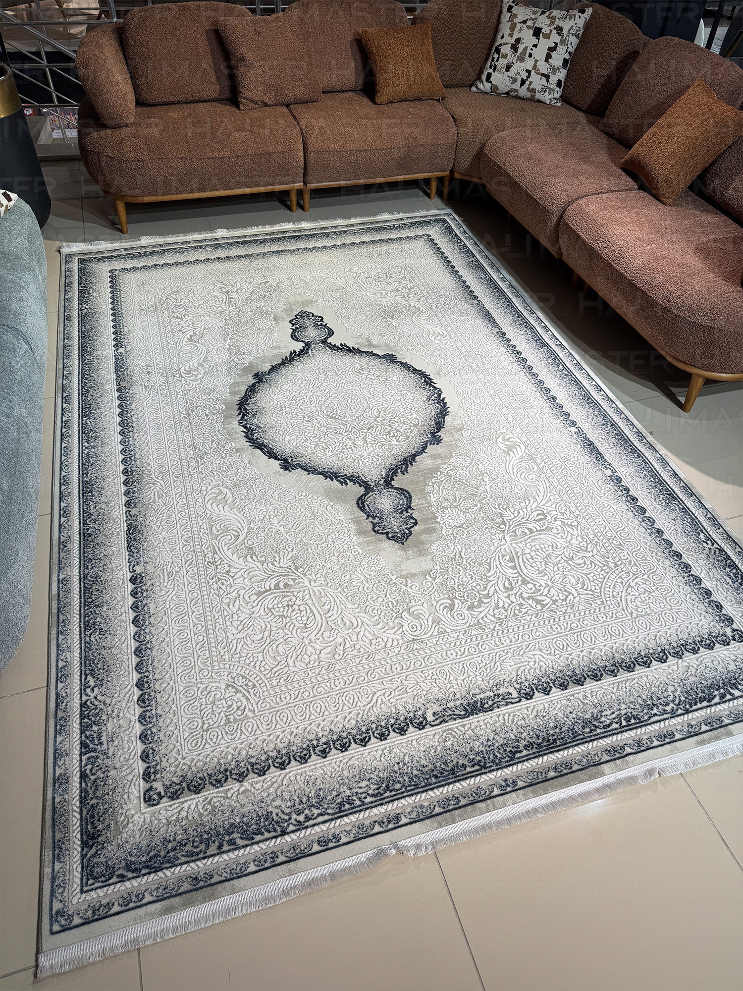 Gri ve Beyaz Renkli Klasik Madalyon Desenli Modern Salon Halısı